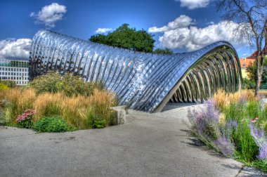 Wroclaw, Polonya, Ağustos 2021. Eski tarihi binaların ünlü Wroclaw cepheleri, Avrupa Pazar Meydanı 'ndaki (Rynek) kiralık evler, Breslau