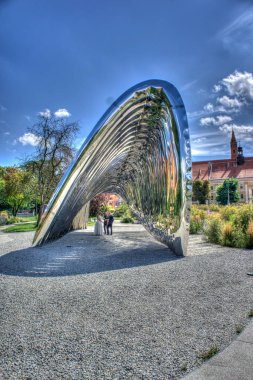 Wroclaw, Polonya, Ağustos 2021. Eski tarihi binaların ünlü Wroclaw cepheleri, Avrupa Pazar Meydanı 'ndaki (Rynek) kiralık evler, Breslau