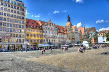 Wroclaw, Polonya, Ağustos 2021. Eski tarihi binaların ünlü Wroclaw cepheleri, Avrupa Pazar Meydanı 'ndaki (Rynek) kiralık evler, Breslau