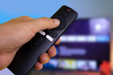 Mi TV Sarı arkaplanda, uzaktan kumandalı akıllı TV