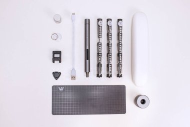 wowstick destornillador electrico de mano para trabajos de reparacion ve Industria. Herramienta sobre un fondo blanco, amarillo y azul