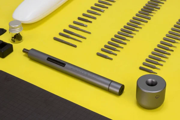 wowstick destornillador electrico de mano para trabajos de reparacion ve Industria. Herramienta sobre un fondo blanco, amarillo y azul
