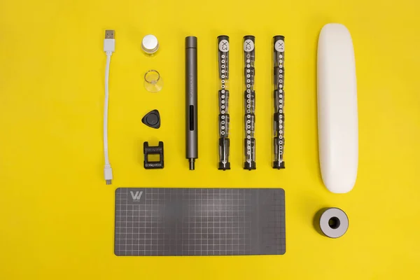 wowstick destornillador electrico de mano para trabajos de reparacion ve Industria. Herramienta sobre un fondo blanco, amarillo y azul
