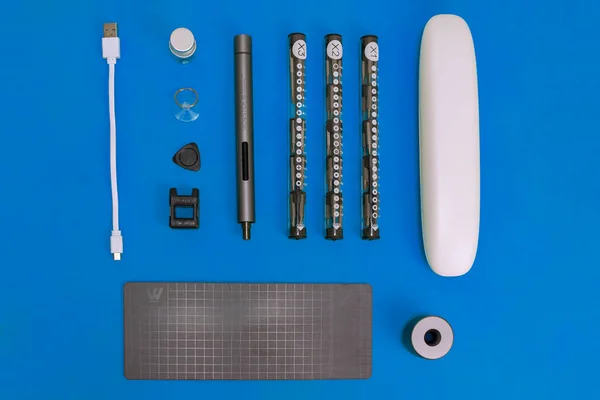 wowstick destornillador electrico de mano para trabajos de reparacion ve Industria. Herramienta sobre un fondo blanco, amarillo y azul