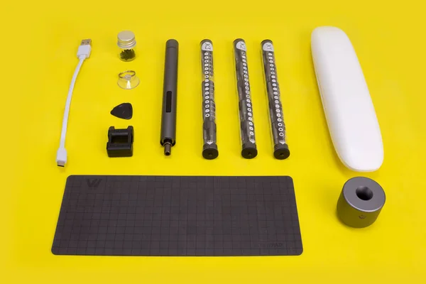 wowstick destornillador electrico de mano para trabajos de reparacion ve Industria. Herramienta sobre un fondo blanco, amarillo y azul