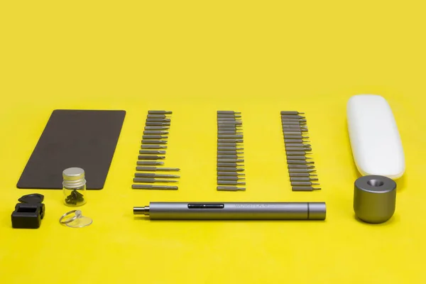 wowstick destornillador electrico de mano para trabajos de reparacion ve Industria. Herramienta sobre un fondo blanco, amarillo y azul