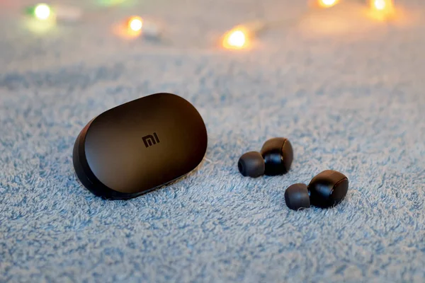 Xiaomi Airdots Drahtlose Schwarze Kopfhörer Isoliert Auf Grauem Plüsch — Stockfoto