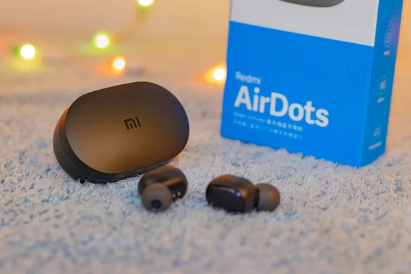 Xiaomi Airdots Wireless Black Headphones Isolated Gray Plush — Stock Photo, Image