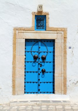 eski mavi kapı