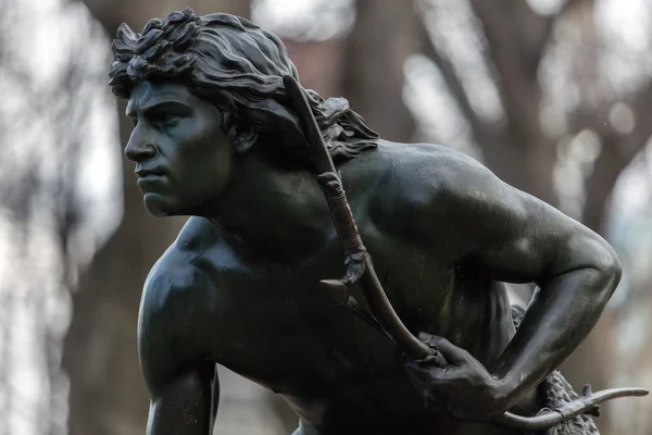 Indian Hunter sculpture — Stock Photo, Image