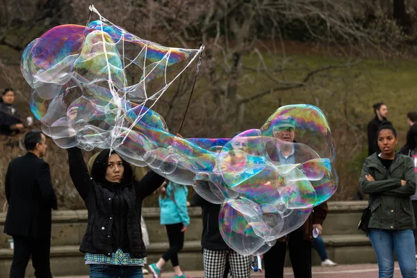 Street performer blowing soap bubbles in Central Park — Stock Photo, Image