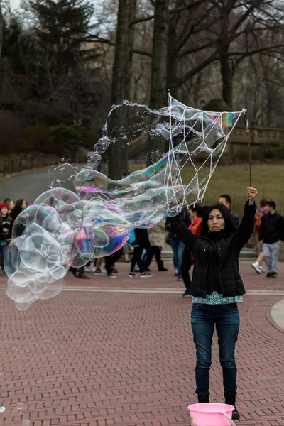 Street performer blowing soap bubbles in Central Park — Stock Photo, Image