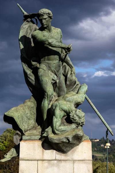 Socha, znázorňující Valor na bojišti v Turíně, Itálie — Stock fotografie