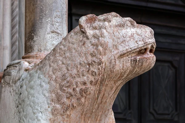 Medeltida staty av ett lejon, Cremona, Italien — Stockfoto