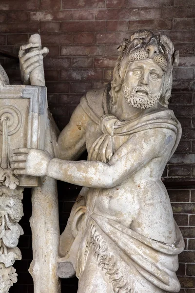 Standbeeld van Hercules op de Loggia dei Militi, Cremona, Italië — Stockfoto