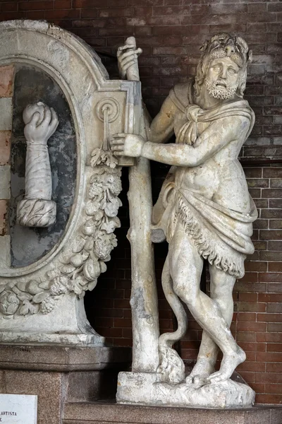 Herkules-Statue an der Loggia dei militi, Cremona, Italien — Stockfoto