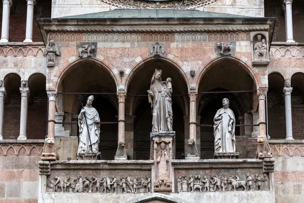 Statues sur la loggia supérieure de la cathédrale de Crémone — Photo
