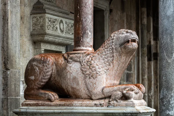 Medieval statue of a lion, Cremona, Italy — Stock Photo, Image