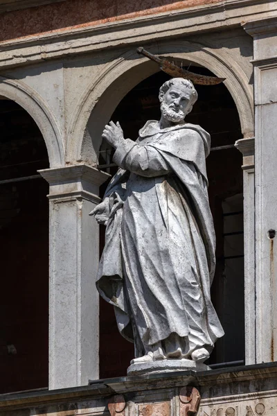 Medieval statue of Saint Peter with a hatchet in his head — Stock Photo, Image