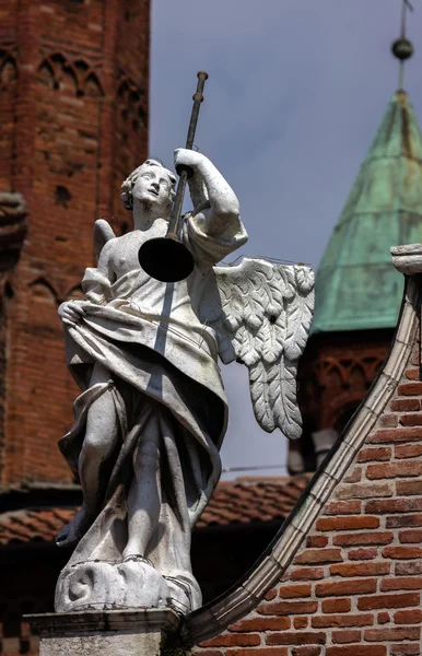 Estatua medieval de un ángel con trompeta, Cremona, Italia —  Fotos de Stock