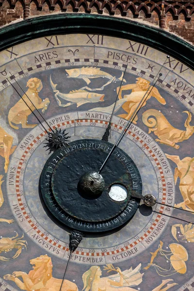 Astronomiska uret på unikt tornet, Cremona, Italien — Stockfoto