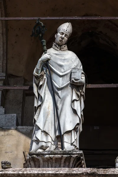 14th century statue of a bishop, Cremona, Italy — Stock Photo, Image