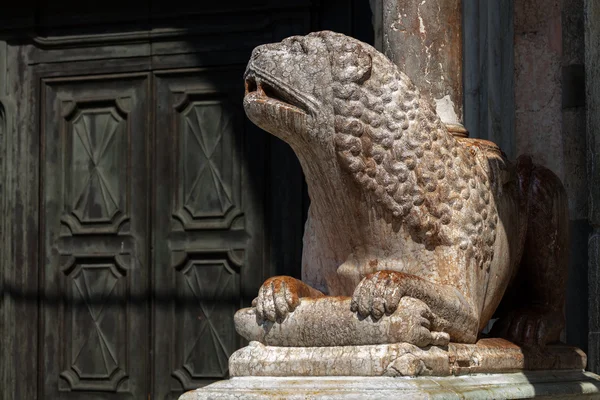 Medeltida staty av ett lejon, Cremona, Italien — Stockfoto