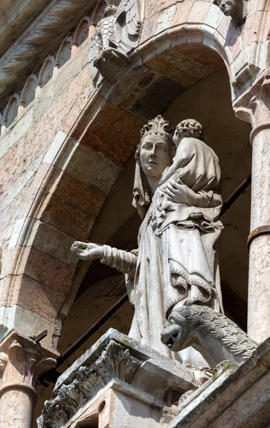 Estatua medieval de la Virgen,, Cremona, Italia —  Fotos de Stock