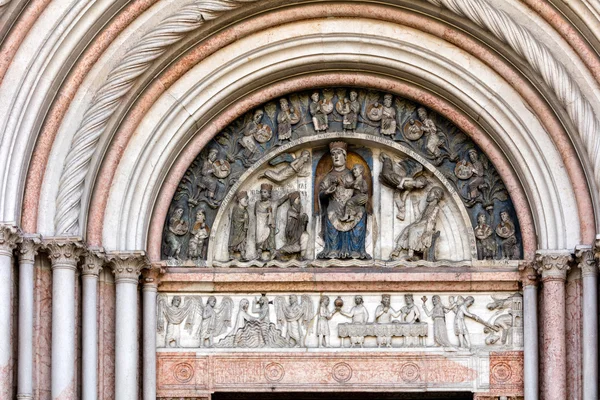 Parma 's Baptisterio Portal de la Virgen — Foto de Stock