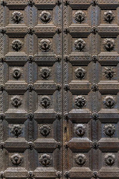 Parma'nın Vaftizhanesi'nin Ortaçağ kapısı — Stok fotoğraf