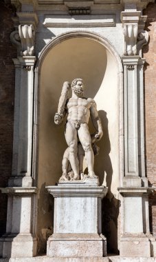Modena Ducal Sarayı'nın cephesinde Herkül Heykeli