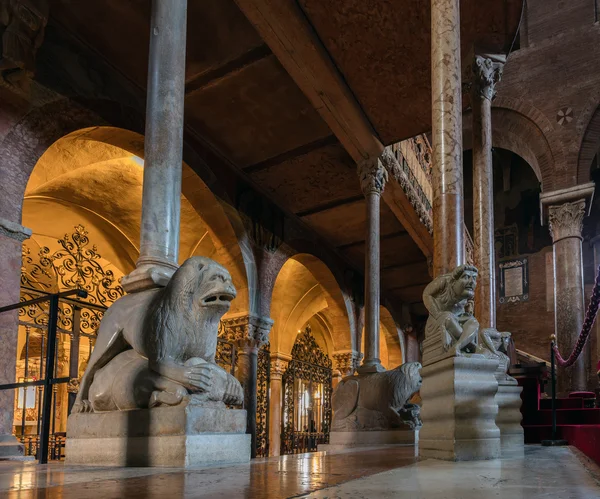 Interno del Duomo di Modena — Foto Stock