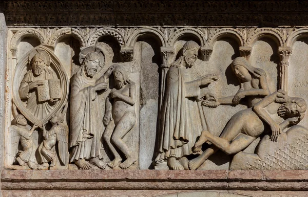 Creatie en val op de voorgevel van de kathedraal van Modena — Stockfoto