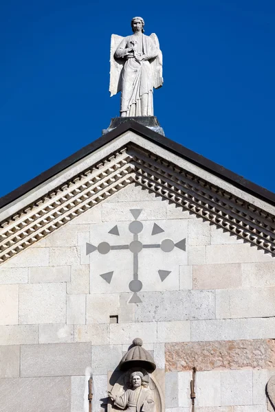 Middeleeuws standbeeld van een gevleugelde engel — Stockfoto