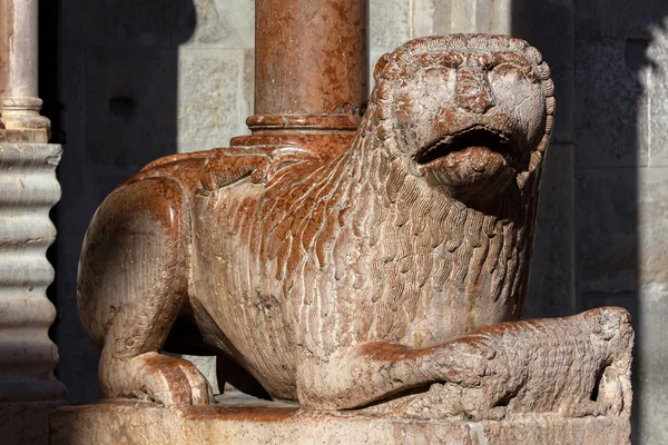 Medieval lion statue — Stok fotoğraf