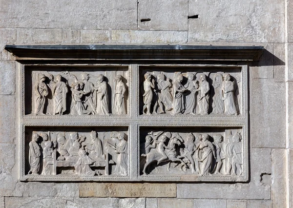 Middeleeuwse gravures op de voorgevel van de kathedraal van Modena — Stockfoto