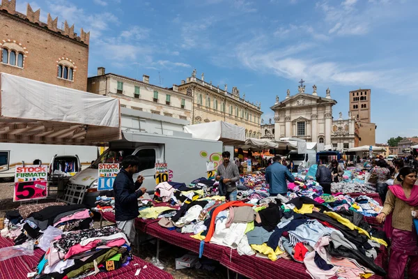 Блошиный рынок в Мантуе, Италия — стоковое фото