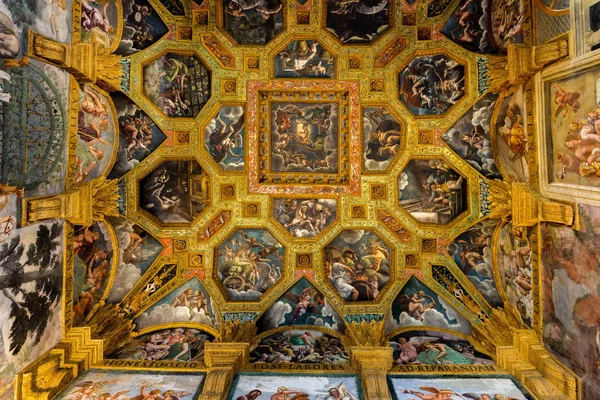 Plafondfresco's van Palazzo te in Mantua — Stockfoto