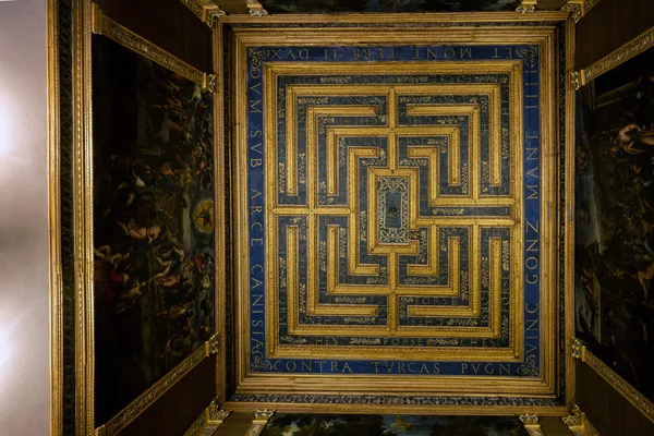 Mantua'nın Ducal Sarayı'ndaki bir odanın tavanı — Stok fotoğraf