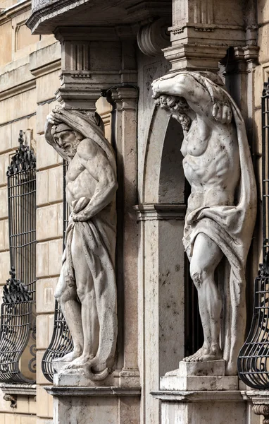 Estatuas de Hércules en el Palazzo Vescovile — Foto de Stock