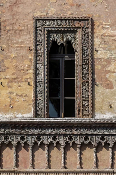 Fenêtre de la Maison Commerciale à Mantoue, Italie — Photo