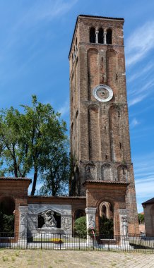 Santa Maria e San Donato ortaçağ Kilisesi Campanile