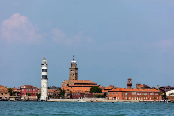 Faro di Murano vuurtoren en het eiland Murano — Stockfoto