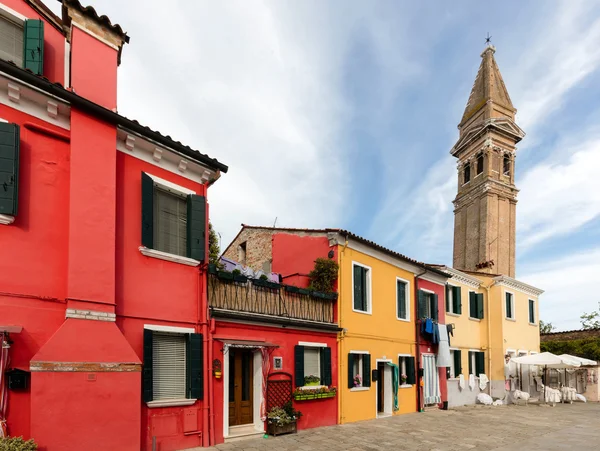 Kostel San Martino se skláněl na zvonice — Stock fotografie