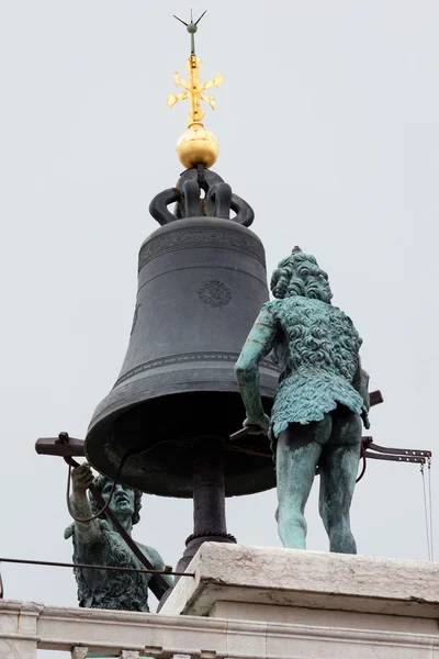 Statues of Moors on top of the 15th century Torre dell'Orologio — Stock Photo, Image