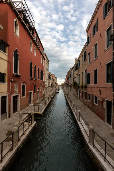 Rio de la Fornace canal em Venice, Italia — Fotografia de Stock