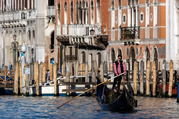 Venecia gondolero en el Gran Canal — Foto de Stock