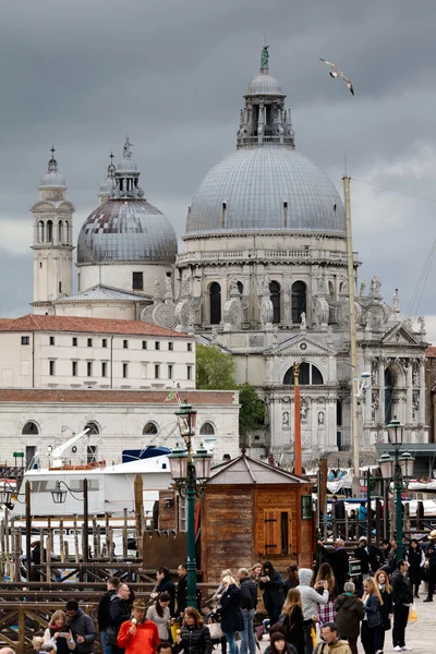 Церковь Санта-Мария-делла-Салют в Венеции — стоковое фото
