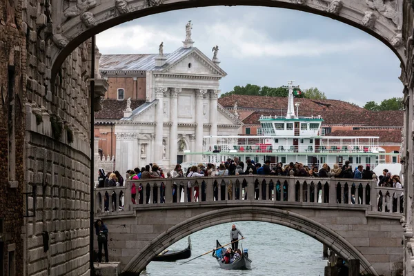 Мост Ponte della Paglia в Венеции, Италия — стоковое фото