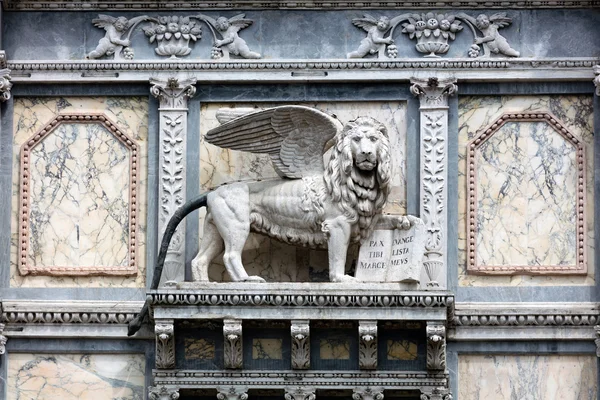 Lev sv. Marka na fasádě Scuola Grande di San Marco — Stock fotografie